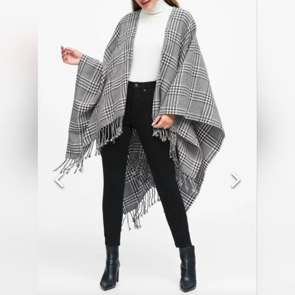 Banana Republic Jackets & Blazers - Banana republic black and white poncho.